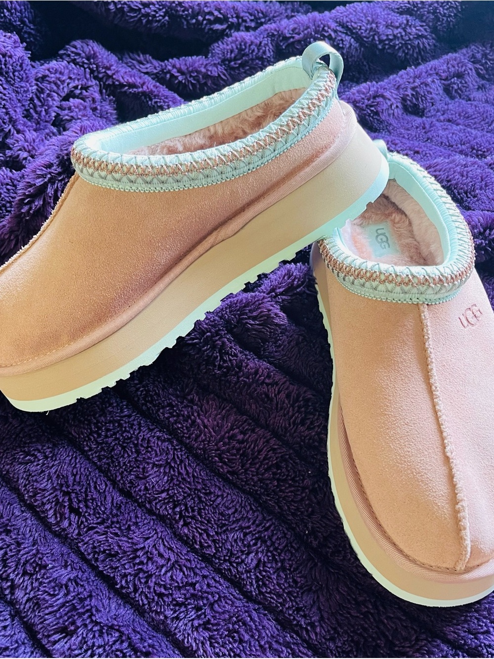 NWOT UGG Women's Taz II tan and mint platform slip ons